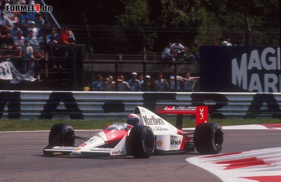 Foto zur News: Alain Prosts Sieg 1989 hat &quot;Geschmäckle&quot;: In McLaren-Diensten und dem Wissen, in der kommenden Saison bei Ferrari unter Vertrag zu stehen, lässt er den Siegerpokal vom Podium in die Zuschauermassen fallen. Ron Dennis, der seit Menschengedenken alle Trophäen einkassiert, soll getobt und seinen Star nur wegen Sponsorengeldern sowie Siegprämien nicht direkt gefeuert haben - obwohl Erzrivale Senna in dieser Frage entschieden Politik gemacht haben soll.