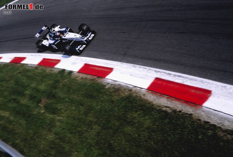 Foto zur News: Die schnellste Formel-1-Runde aller Zeiten gelingt Juan Pablo Montoya 2002 im Qualifying. Im Williams-BMW absolvierte er den Umlauf in 1:20.264 Minuten und fliegt mit einem Durchschnittstempo von 259,827 km/h zur Pole-Position. Drei-Liter-V10-Motoren machen es möglich.