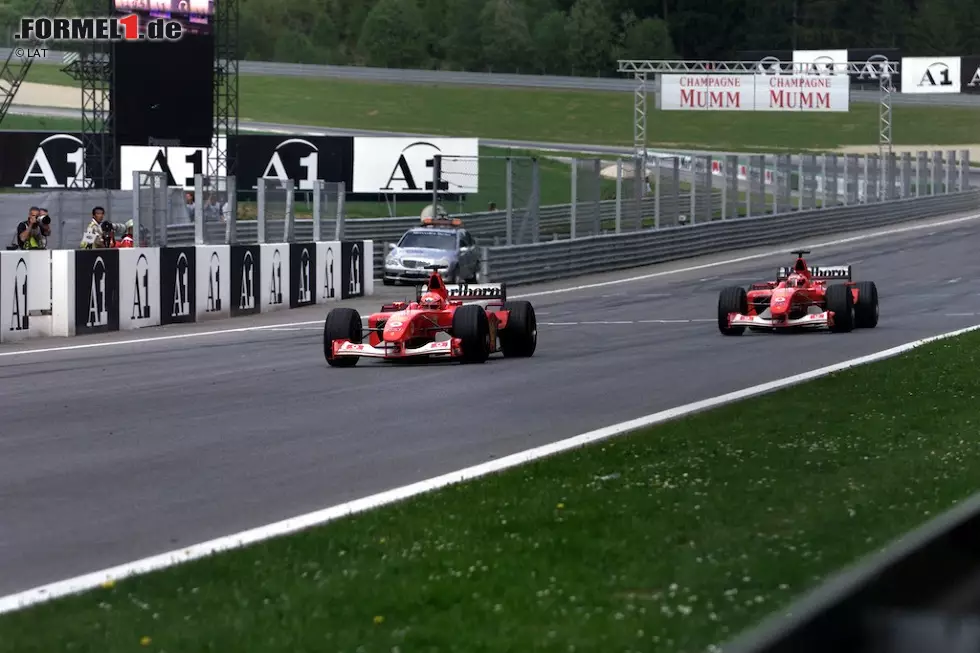 Foto zur News: Die Geschichte wiederholt sich 2002. Ein Funkspruch für die Geschichtsbücher: &quot;Let Michael pass for the championship!&quot;