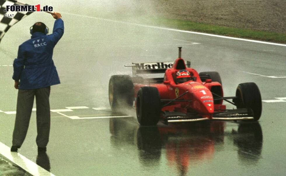 Foto zur News: 1996 regnet es wie aus Kübeln und es wird Geschichte geschrieben. Mit einem Husarenritt durch den Monsun siegt Michael Schumacher erstmals in seiner Karriere in einem Ferrari. Binnen zehn Runden begehen die Konkurrenten einen Fahrfehler nach dem anderen, was den Kerpener vor fast 30.000 deutschen &quot;Schumania&quot;-Fans auf den Tribünen von Rang sechs auf eins spült. Nach einem spielerischen Überholmanöver gegen Jacques Villeneuve fliegt er zum Erfolg und ist bis zu drei Sekunden pro Runde schneller als der Rest.