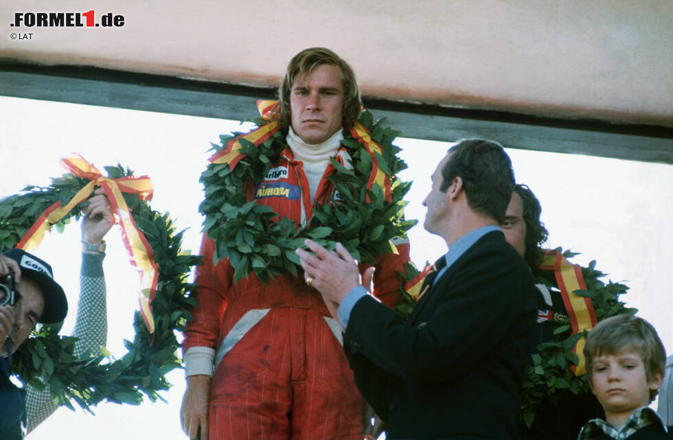 Foto zur News: Weiter geht es bis 1981 in Jarama, wo schon 1976 das nächste Drama folgt: Allerdings ist es in diesem Fall nur ein sportliches und wird dem Begriff in Anbetracht der Vorgeschichte nicht gerecht. James Hunt gewinnt vor Lauda und erhält den Pokal aus den Händen König Juan Carlos, der aus dem Exil in Rom zurückgekehrt ist. Am Abend wird der britische Lebemann disqualifiziert. Der McLaren ist 4,572 Zentimeter zu breit. Teddy Mayer legt gegen die Entscheidung sofort Einspruch ein und ist erfolgreich - allerdings erst zwei Monate später. Das Argument: Die Goodyear-Reifen haben sich nach dem Abkühlen ausgedehnt.