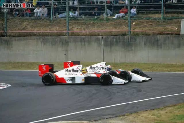 Foto zur News: 1989 kämpfen in Suzuka erneut die McLaren-Piloten Ayrton Senna und Alain Prost um den WM-Titel. Die Entscheidung bringt die denkwürdige Kollision in der Schikane. Prost steigt aus, Senna fährt weiter, wird aber von FISA-Präsident Jean-Marie Balestre disqualifiziert, weil er beim Wiedereinreihen in den Rennverkehr den Notausgang genommen hat.