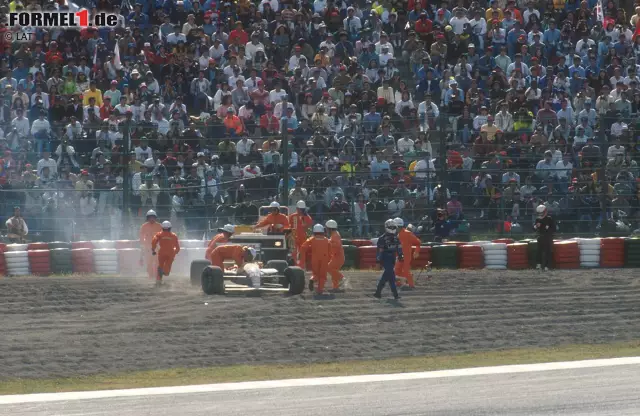 Foto zur News: 1991 kommt es in Suzuka zum WM-Showdown zwischen Ayrton Senna (McLaren) und Nigel Mansell (Williams). Der Brite verliert seinen Boliden auf der Verfolgung von Senna in Kurve eins der zehnten Runde. Das Rennen und (wieder einmal) die WM sind für Mansell gelaufen. Sieger wird ...