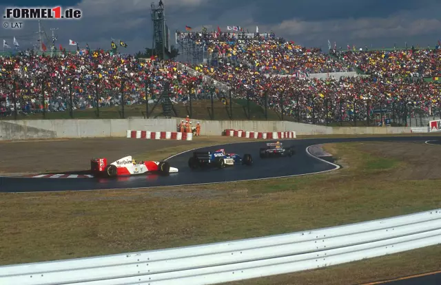 Foto zur News: 1993 holt sich Ayrton Senna (McLaren) seinen zweiten Suzuka-Sieg nach 1988. Der Titel ist längst zu Gunsten von Alain Prost (Williams) entschieden. Schlagzeilen macht Senna weniger mit seinem Sieg als vielmehr mit seinem Faustschlag gegen Formel-1-Debütant Eddie Irvine. Der Jordan-Pilot hat Senna beim Zurückrunden in Bedrängnis gebracht.