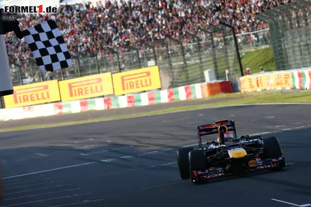 Foto zur News: 2009 kehrt die Formel 1 nach Suzuka zurück und Sebastian Vettel (Red Bull) ist der neue Dominator. Der Deutsche gewinnt 2009, 2010, 2012 und 2013, während 2011 Jenson Button (McLaren) die Oberhand behält. Mit seinem 2012er-Suzuka-Sieg fixiert Vettel seinen dritten WM-Titel.