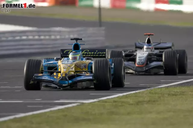 Foto zur News: Nach Barrichellos Sieg 2003 und Schumachers sechstem Suzuka-Sieg 2004 kämpfen 2005 Giancarlo Fisichella (Renault) und Kimi Räikkönen (McLaren) um den Japan-Triumph. Der Finne setzt sich dank eines spektakulären Manövers durch.