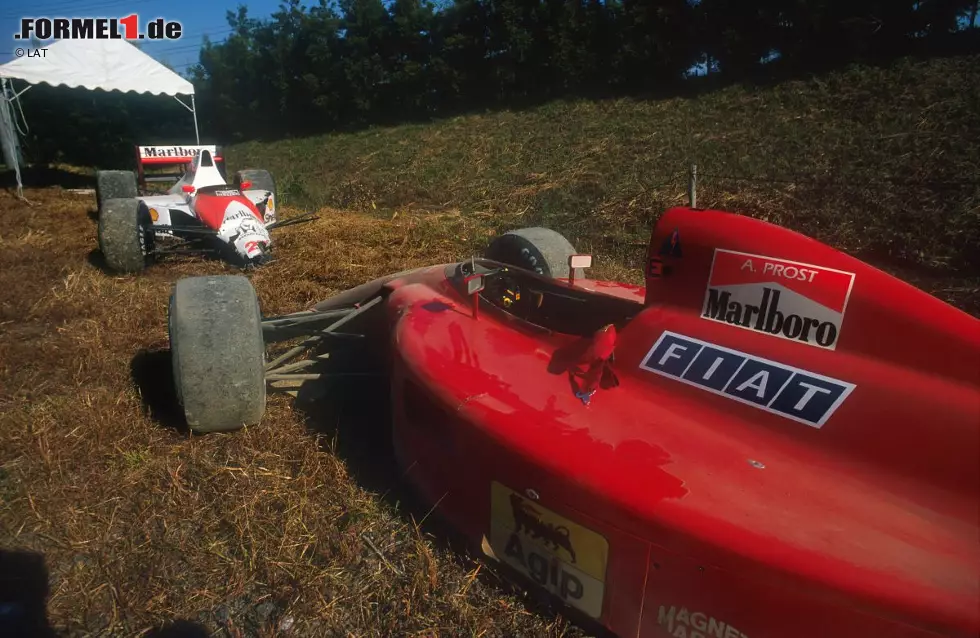 Foto zur News: 1990 sieht die zweite Suzuka-Kollision der WM-Rivalen Ayrton Senna und Alain Prost. Der Franzose fährt inzwischen für Ferrari und erwischt den besseren Start, doch schon in der ersten Kurve ist alles entschieden. Senna rammt den Ferrari von der Strecke, weil er sich von Balestre betrogen sah. Der FISA-Präsident hatte die Pole-Position kurzfristig auf die schmutzige Seite der Strecke verlegen lassen. Den Sieg ...