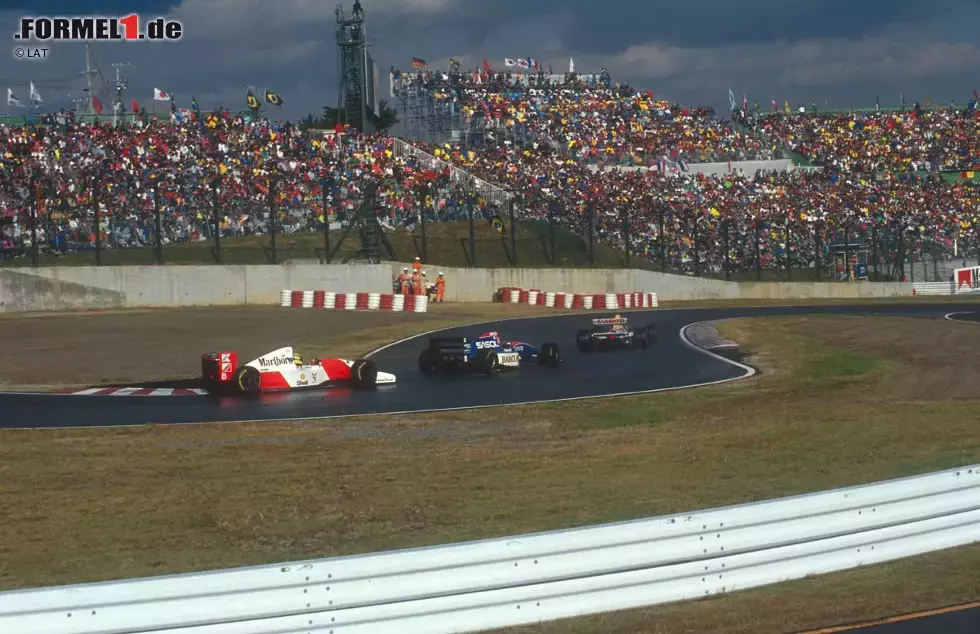 Foto zur News: 1993 holt sich Ayrton Senna (McLaren) seinen zweiten Suzuka-Sieg nach 1988. Der Titel ist längst zu Gunsten von Alain Prost (Williams) entschieden. Schlagzeilen macht Senna weniger mit seinem Sieg als vielmehr mit seinem Faustschlag gegen Formel-1-Debütant Eddie Irvine. Der Jordan-Pilot hat Senna beim Zurückrunden in Bedrängnis gebracht.