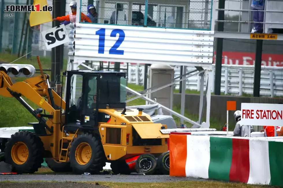 Foto zur News: 2014 kommt es zur Tragödie: Weil er mutmaßlich trotz gelber Flaggen nicht vom Gas geht, knallt Jules Bianchi in eine Unfallstelle, wo gerade ein Radlader arbeitet. Der Marussia-Pilot gerät mit dem Helm unter das tonnenschwere Fahrzeug und zieht sich fatale Kopfverletzungen zu.