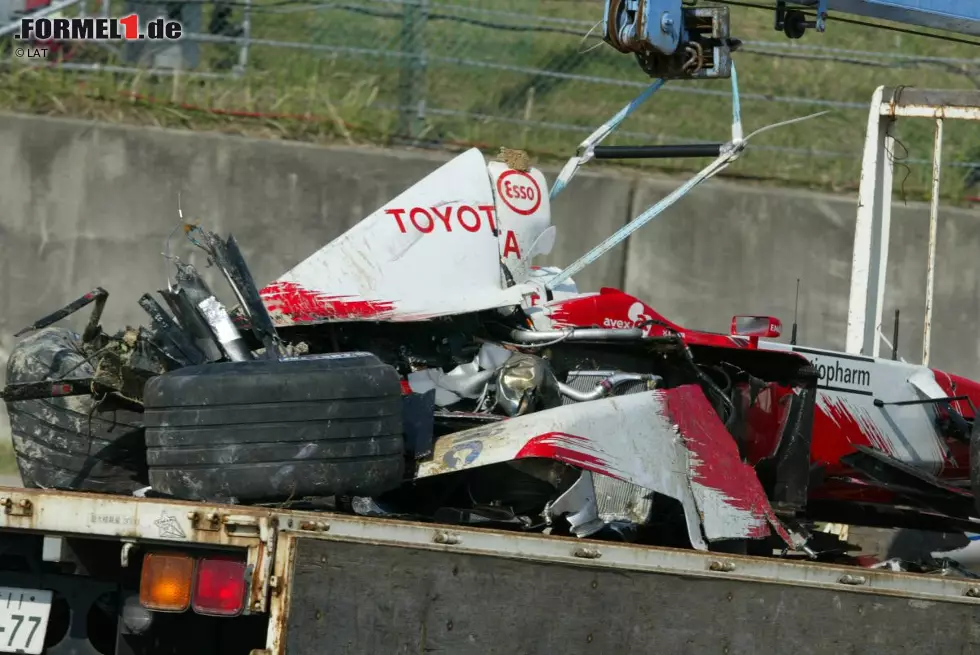 Foto zur News: 2002 wird Schumachers Suzuka-Triumph von einem schweren Crash von Toyota-Pilot Allan McNish überschattet. Der Schotte hat beim heftigen Qualifying-Abflug in der 130R-Kurve großes Glück, mit leichten Verletzungen davonzukommen. Auf das Rennen muss McNish aber verzichten - Ende der Formel-1-Karriere für den Schotten.