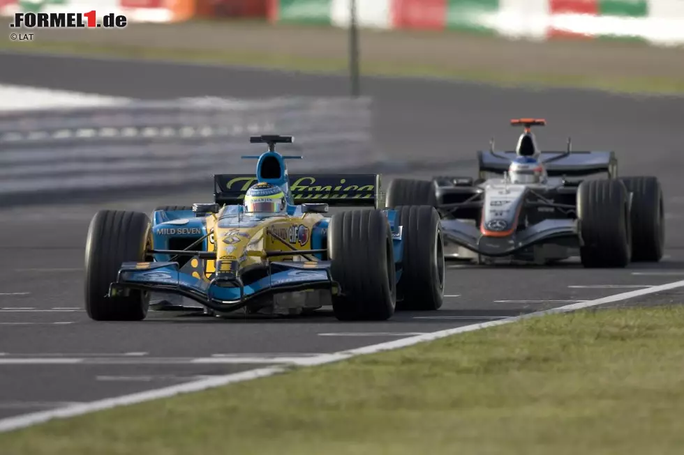 Foto zur News: Nach Barrichellos Sieg 2003 und Schumachers sechstem Suzuka-Sieg 2004 kämpfen 2005 Giancarlo Fisichella (Renault) und Kimi Räikkönen (McLaren) um den Japan-Triumph. Der Finne setzt sich dank eines spektakulären Manövers durch.