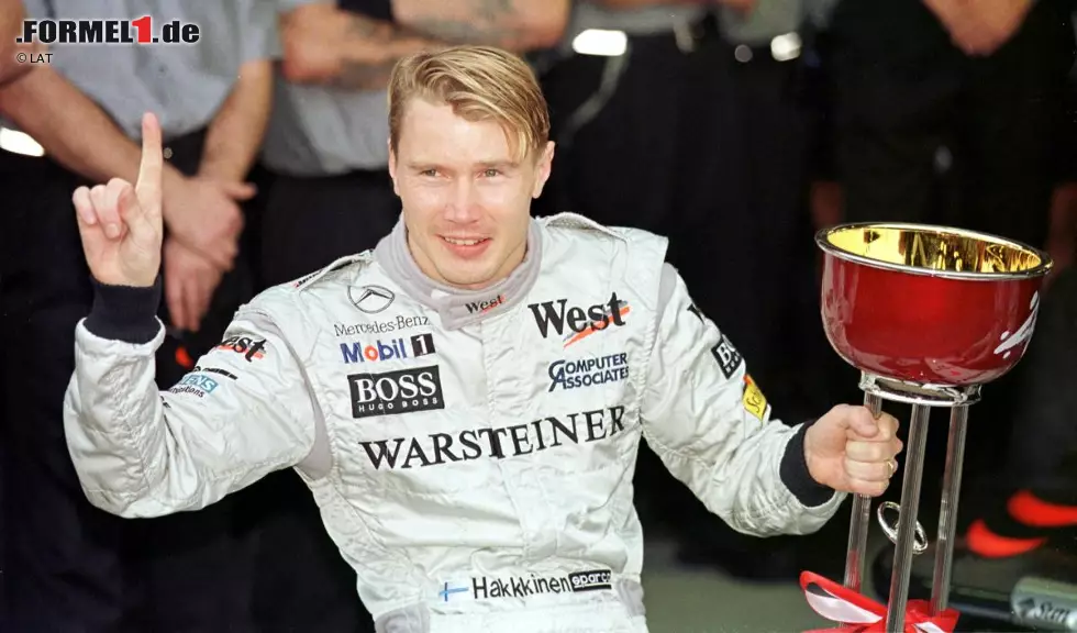 Foto zur News: In den Jahren 1998 und 1999 wird der Grand Prix von Japan in Suzuka zur sicheren Beute von Mika Häkkinen (McLaren). Der Finne gewinnt nicht nur in beiden Jahren das Rennen, sondern macht sich damit auch in beiden Fällen zum Weltmeister: 1998 vor Michael Schumacher, 1999 vor dessen Ferrari-Teamkollegen Eddie Irvine.