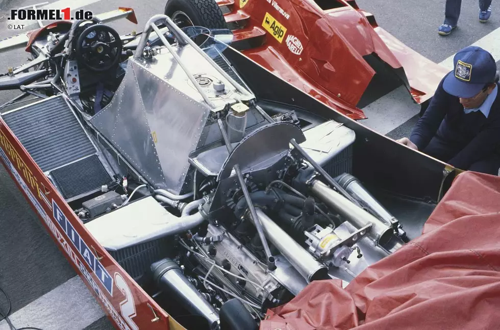 Foto zur News: Hier im Bild zu sehen ist, wie Ferrari den selbst entwickelten Turbomotor ins Chassis eingebaut hatte. Gilles Villeneuve siegte damit in Monaco und Spanien. Über die komplette Saison hinweg hatten 1981 jedoch die Ford-Saugmotoren die Nase vorn.