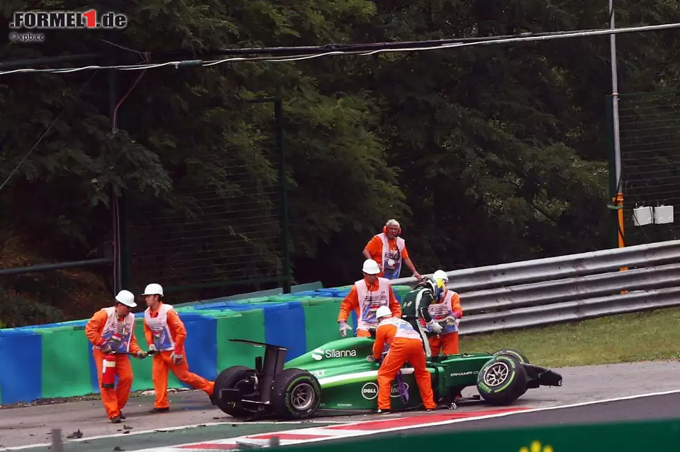 Foto zur News: Aber dann die Wende im Grand Prix: Marcus Ericsson verliert in Kurve 4 die Kontrolle über seinen Caterham, lenkt zu aggressiv gegen - und landet im Reifenstapel. Das Safety-Car muss erstmals auf die Strecke.