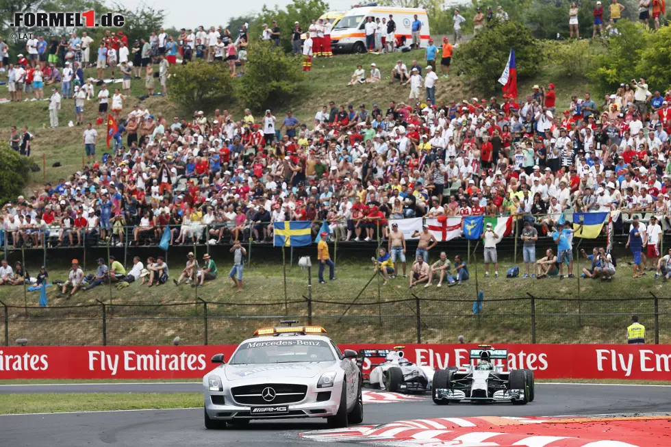 Foto zur News: Pech für die Herren Rosberg, Bottas, Vettel und Alonso, denn die werden von Bernd Mayländer erst eingefangen, als sie schon an der Boxeneinfahrt vorbei sind. Alle anderen nutzen die Gelegenheit, um sofort von Intermediates auf Slicks zu wechseln.