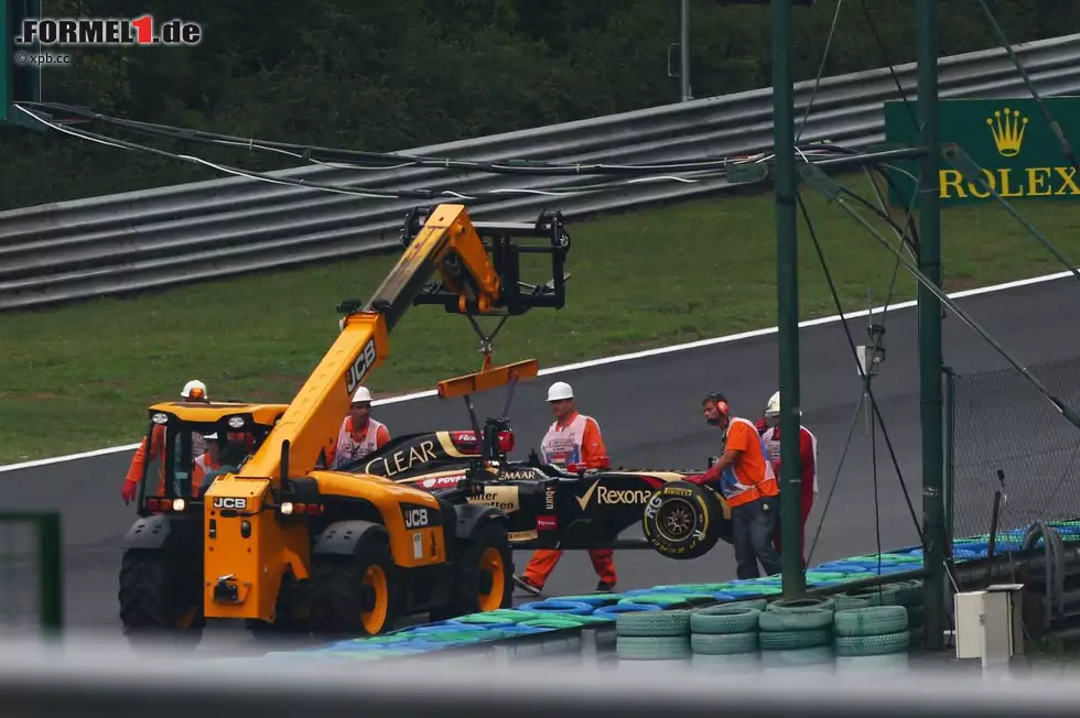 Foto zur News: Als sich Mayländer in der elften Runde gerade dazu bereit macht, das Rennen wieder freizugeben, fliegt auch noch Romain Grosjean (Lotus) ab. Der Franzose unterschätzt die Feuchtigkeit der Strecke nach dem Boxenstopp, als er versucht, seine Slicks mit Zick-Zack-Bewegungen auf Temperatur zu bringen.