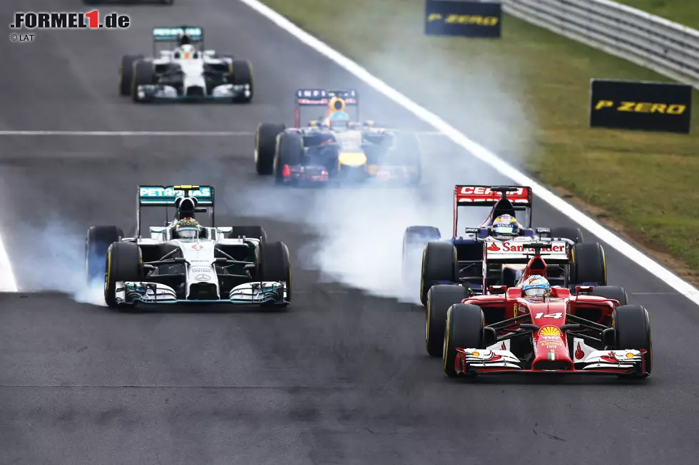 Foto zur News: Der kämpft mit rauchenden Bremsen und lässt Alonso fast kampflos vorbei. Erst bei der Attacke gegen Jean-Eric Vergne (Toro Rosso) riskiert er etwas mehr und lässt ein Rad stehen. Trotzdem beißt er sich an Vergne 17 Runden lang die Zähne aus, ehe Mercedes entnervt seinen Boxenstopp vorzieht.