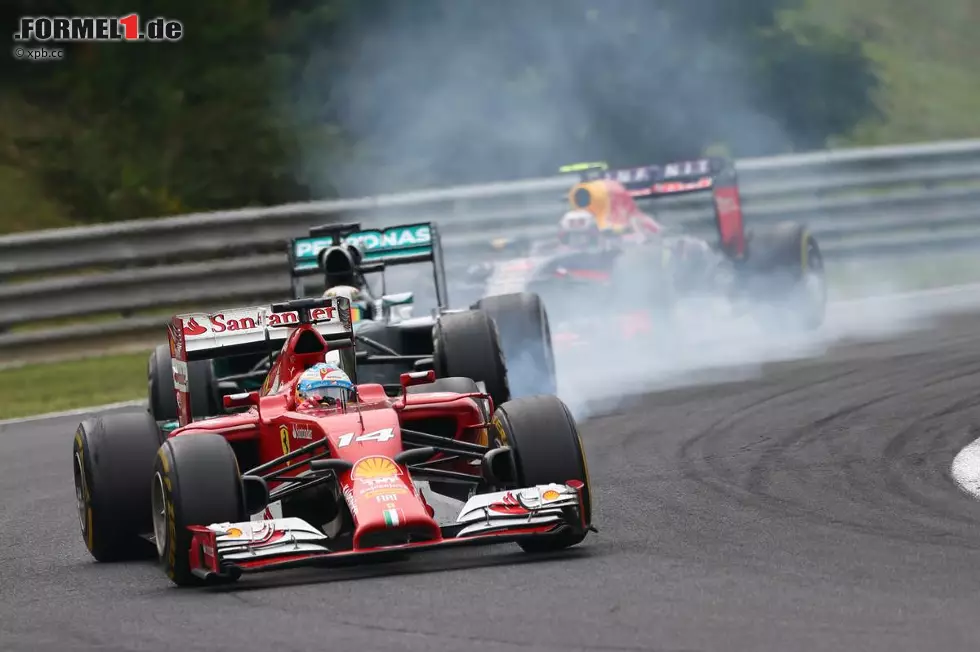 Foto zur News: Ganz vorne spitzt sich indes der Dreikampf um den Sieg zu. Zu Beginn der 63. Runde führt Alonso 0,7 Sekunden vor Hamilton und 1,1 Sekunden vor Ricciardo. Bereifung: Alonso Soft, 27 Runden alt. Hamilton Medium, 23 Runden alt. Ricciardo Soft, elf Runden alt. Vorteil Ricciardo.