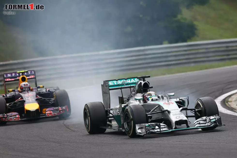 Foto zur News: Das Rennen geht in die dramatische Schlussphase. Hamilton findet keinen Weg vorbei an Alonso, dessen Reifen schon so sehr abbauen, dass sich ein Ausrutscher nicht mehr vermeiden lässt. Ricciardo verzweifelt indes am unterlegenen Topspeed seines Red Bull - und probiert&#039;s statt mit DRS einfach außen in Kurve 2. Vergeblich.