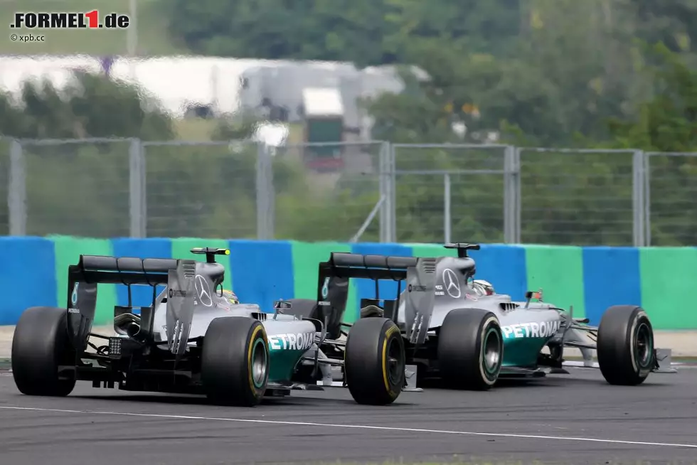 Foto zur News: Unglaublich, aber wahr: Dank der um zwölf Runden frischeren (und weicheren) Reifen vernichtet Rosberg seinen riesigen Rückstand binnen weniger Runden. In der vorletzten Runde ist er am Teamkollegen dran, in der letzten probiert er es auf Ricciardo-Art - und scheitert, weil sich Hamilton diesmal brutal, aber auch sehr geschickt nach außen tragen lässt. Rosberg beendet den Grand Prix von Ungarn auf Platz vier. Erstmals 2014 ist ein Mercedes im Ziel, aber nicht auf dem Podium.