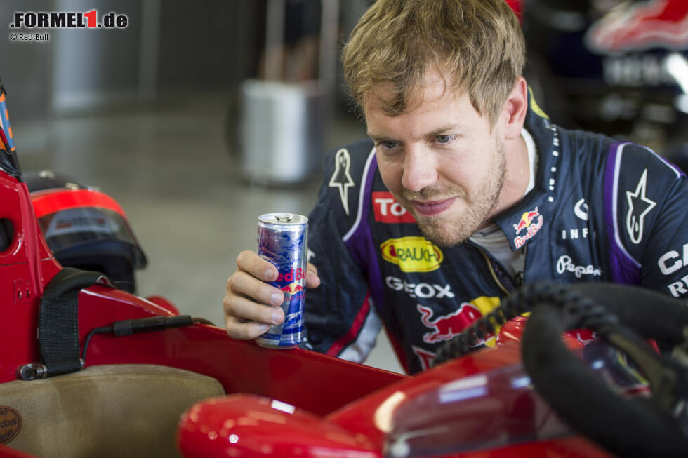 Foto zur News: 27. Mai 2014: Vettel fährt zu Demozwecken auf dem Red-Bull-Ring Gerhard Bergers alten Ferrari F1-87/88C mit Turbomotor aus der Saison 1988. &quot;Es ist gigantisch, mit einem historischen Auto zu fahren&quot;, schwärmt er. &quot;Wenn ich die Gelegenheit hätte, in der Zeit zurück zu reisen und in einem dieser Autos Rennen zu fahren, dann würde ich das ohne jeden Zweifel machen.&quot;