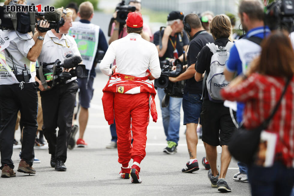 Foto zur News: 2. Oktober 2014: Alonso weigert sich vor versammelter Weltpresse in Suzuka, ein klares Bekenntnis zu Ferrari abzugeben. Allerdings deutet er an, dass ein Abschied nicht sein eigener Wunsch sei: &quot;Ich stelle die Interessen des Teams und die Interessen der Tifosi - die große Marke Ferrari, die größer als wir alle ist - vor meine eigenen Interessen. Wenn es also etwas Besseres für Ferrari gibt, dann werde ich mich danach richten.&quot;