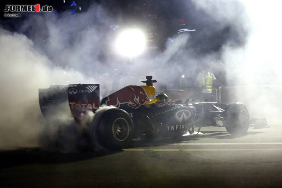 Foto zur News: 20. November 2014: Am Vorabend hat Sebastian Vettel in Dubai noch Donuts im Red Bull RB7 gedreht, dann wird er als Ferrari-Fahrer bestätigt. Kurz zuvor hat das Team den Abschied von Fernando Alonso verkündet. Damit ist der Weg frei für Vettel, der 2015 Teamkollege von Kimi Räikkönen wird.