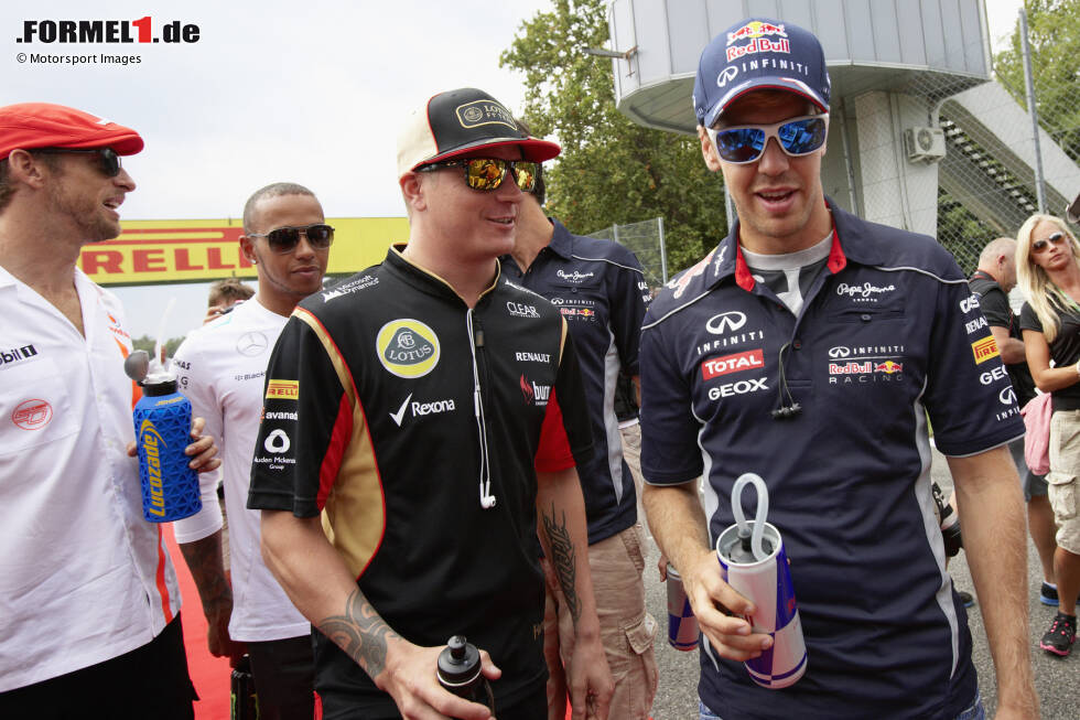 Foto zur News: 13. Oktober 2013: Vettel, auf dem Weg zu seinem vierten WM-Titel, fliegt nach seinem Sieg in Suzuka mit Badminton-Kumpel Kimi Räikkönen, der ebenfalls in der Schweiz lebt, in dessen Privatjet zurück nach Zürich. Was noch niemand ahnen kann: Gut ein Jahr später wird feststehen, dass die beiden 2015 bei Ferrari Teamkollegen werden.