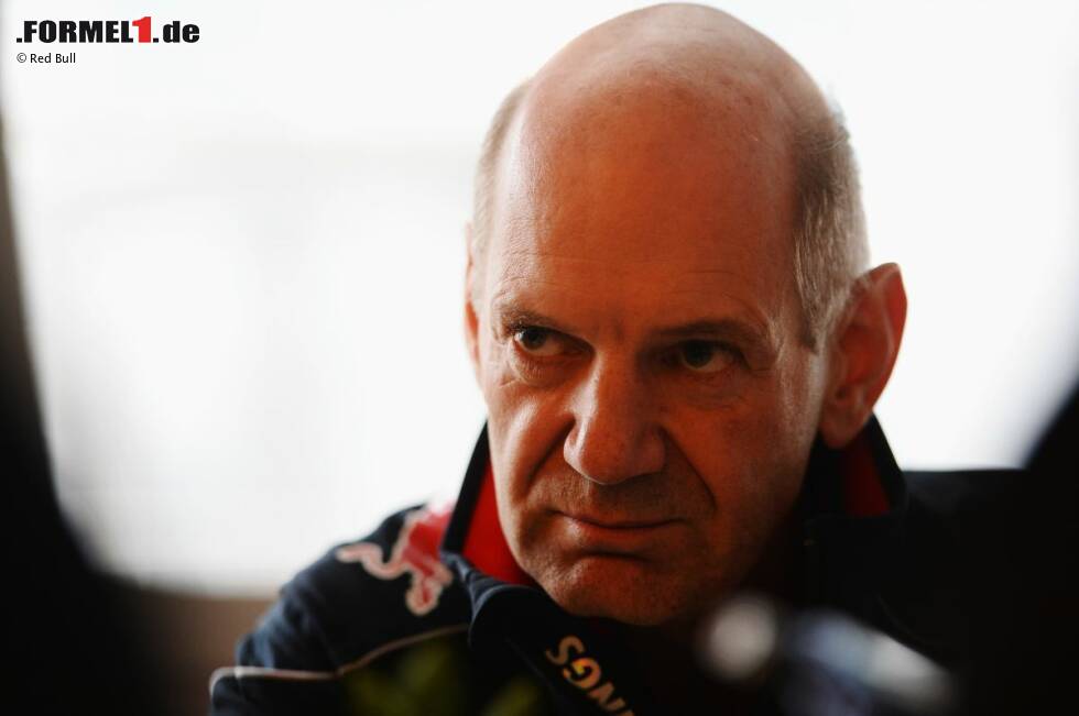 Foto zur News: Contra: Adrian Newey.
Auch der Top-Designer der vergangenen Jahre ist kein Magier, zudem spielt ihm das neue Reglement nicht in die Karten. Die Aerodynamik-Konzepte des Briten waren in den vergangenen Jahren der Trumpf auf dem Weg zu den Red-Bull-Titeln, obwohl Mercedes schon im vergangenen Jahr den wohl stärksten Antrieb hatte. Doch die Leistungsfähigkeit der neuen Turbomotoren und des gesamten Antriebsstrangs dürfte 2014 eine größere Bedeutung haben - Neweys Einfluss könnte damit sinken.