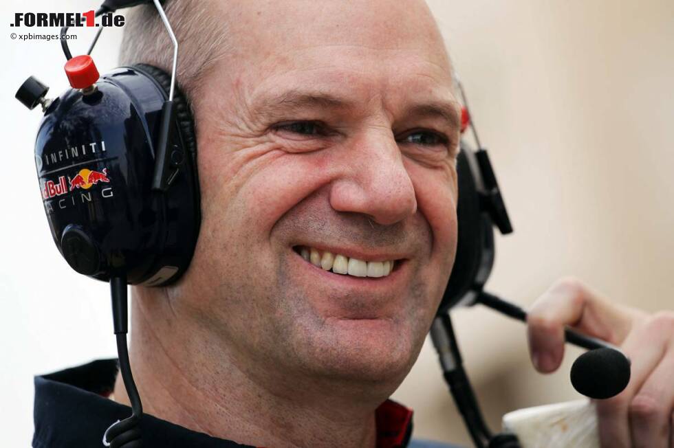 Foto zur News: Pro: Adrian Newey.
Das Genie im Hintergrund tüftelt unentwegt an Verbesserungen am neuen Boliden, der derzeit noch schwächelt. Die Schwierigkeiten zum Saisonbeginn dürfte das Superhirn von Red Bull nicht lange auf sich sitzen lassen. Früher oder später wird Vettel wieder das perfekte Auto bekommen - genau wie in den Jahren zuvor.