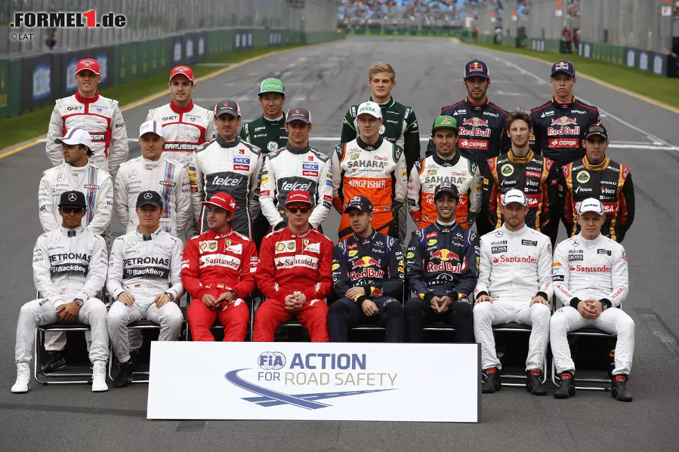 Foto zur News: Vor dem Start steht das zu Beginn jeder Saison obligatorische Gruppenfoto der Fahrer auf dem Programm. Mit Daniil Kwjat (Toro Rosso), Marcus Ericsson (Caterham) und Kevin Magnussen (McLaren) stehen gleich drei Piloten vor ihrem ersten Formel-1-Rennen. Vor allem der junge Däne Magnussen wird an diesem Sonntag noch von sich reden machen.