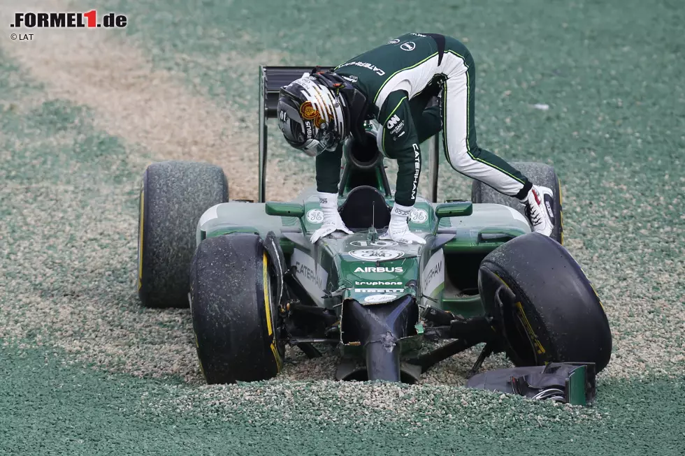 Foto zur News: Den ersten Crash der neuen Saison verursacht Rückkehrer Kamui Kobayashi. Der Japaner, der mit seinem Caterham im Qualifying sensationell den Einzug in Q2 geschafft hatte, verbremst sich und kracht in den vor ihm fahrenden Wagen. Leidtragender seines Fehlers...