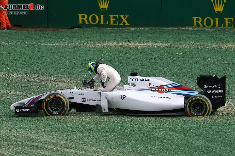 Foto zur News: ... ist Felipe Massa, der von Kobayashi abgeschossen wird und ebenfalls ausscheidet. Besonders ärgerlich: Nach den starken Wintertests galt Williams als Geheimfavorit, Punkte wären für den Brasilianer auf jeden Fall drin gewesen. Das beweist auch Teamkollege Valtteri Bottas, der am Ende Fünfter wird.