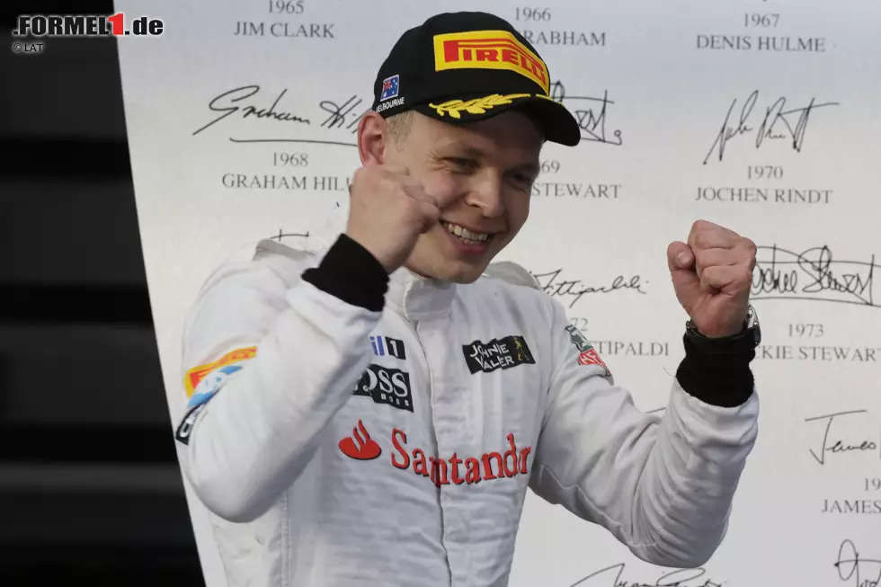 Foto zur News: ... landet sensationell auf Rang zwei: Kevin Magnussen ist damit der beste Rookie in der Formel 1 seit Jacques Villeneuve, der 1996 im Albert Park ebenfalls auf Rang zwei raste. Magnussen ist dadurch schon jetzt erfolgreicher als sein Vater Jan, der in insgesamt 25 Grands Prix nur einen einzigen Zähler geholt hat. Auf dem Podium erhält der Däne allerdings nur die Trophäe für den drittschnellsten Fahrer, denn...