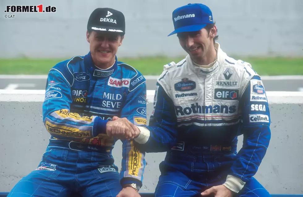 Foto zur News: 1994: Michael Schumacher gegen Damon Hill: Die schwarze Saison der Formel 1 gipfelt in einem spannungsgeladenen und vieldiskutierten Finale. Der heutige Rekordweltmeister kommt zum letzten Rennen des Jahres mit einem Punkt Vorsprung auf Hill.