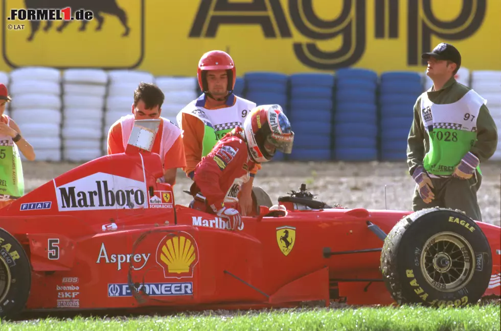 Foto zur News: Der Kanadier muss etwas riskieren, doch als er einen Überraschungsangriff startet, kollidieren die Rivalen. Schumacher kann das Rennen nicht beenden, Villeneuve wird Dritter und sichert sich den Titel. Anders als beim Zusammenstoß mit Hill drei Jahre zuvor gibt es in diesem Fall kaum Zweifel an Schumachers Schuld am Unfall - dem Kerpener werden alle WM-Punkte aberkannt.