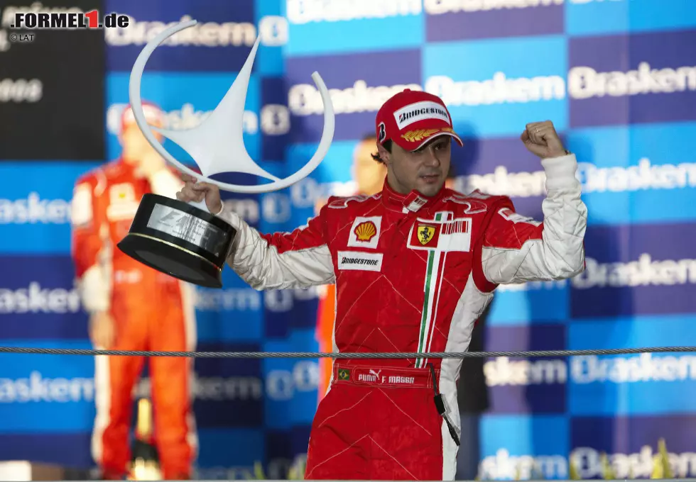 Foto zur News: 2008: Lewis Hamilton und Felipe Massa: Felipe Massa ist nur wenige Meter davon entfernt, sich in seiner Heimat zum König der Formel 1 zu krönen. In Sao Paulo fährt der Ferrari-Pilot auf Pole und auch als Erster über die Ziellinie, doch der Jubel erstickt nach wenigen Sekunden ...