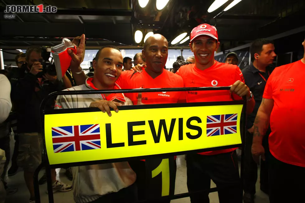 Foto zur News: ... weil Lewis Hamilton in den letzten Kurven noch an Toyota-Fahrer Timo Glock vorbeizieht, der im Regen auf Slicks chancenlos ist. Hamilton wird Fünfter und mit einem Punkt Vorsprung zum ersten Mal Weltmeister.