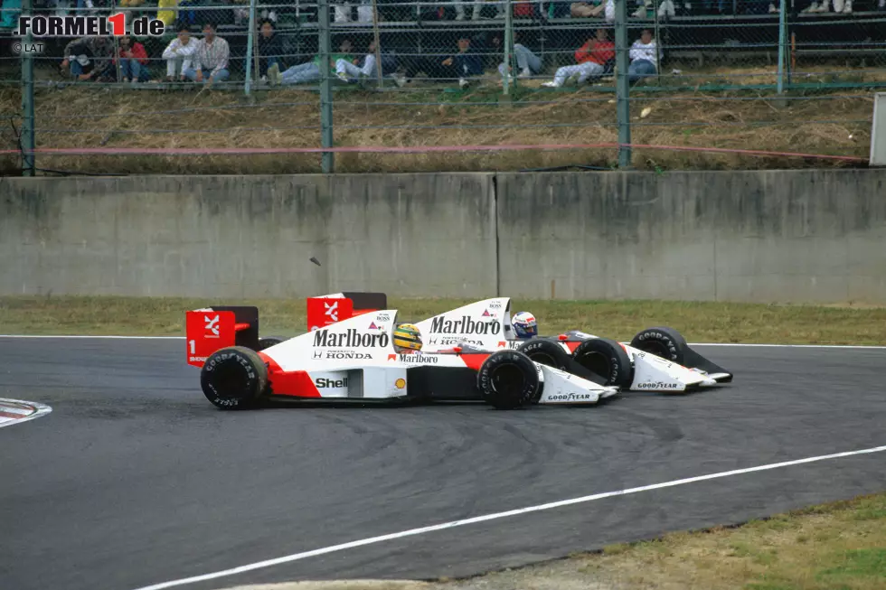 Foto zur News: Beim Großen Preis in Suzuka eskaliert der Streit: Senna muss gewinnen, um seine Chancen zu wahren. Er attackiert den in Führung liegenden Prost. Doch der machte die Lücke zu, es kommt zur Kollision. Prost steigt aus, Senna fährt weiter und gewinnt, wird hinterher aber disqualifiziert. Prost sichert sich seinen dritten Weltmeistertitel.