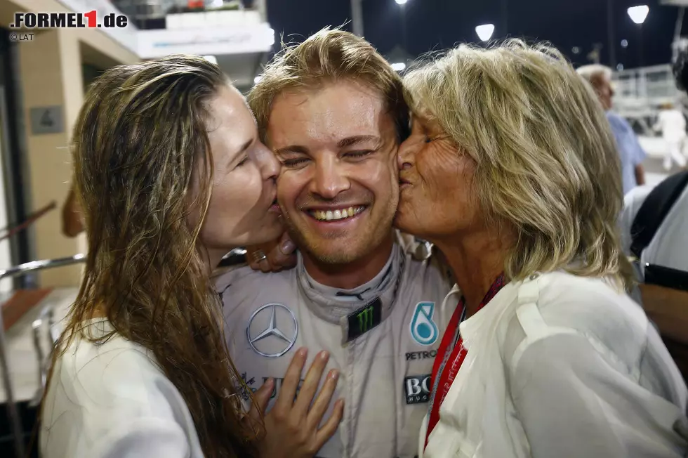 Foto zur News: Hamilton schnappt sich die Pole und bremst das Feld am Sonntag bewusst ein. Hilft aber nichts, am Ende rettet Rosberg Rang zwei und damit den Titel über die Ziellinie. Wenige Tage später verkündet der neue Weltmeister seinen Rücktritt aus der Formel 1. Seine Revanche bekommt Hamilton also nie ...