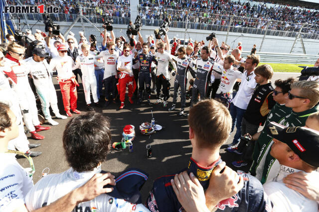 Foto zur News: Die 21 verbliebenen Formel-1-Fahrer drücken vor dem Start des Rennens ihre Sympathie zu Jules Bianchi und dessen Familie aus. Mit dem dafür gewählten Begriff "Schweigeminute" haben aber so manche ein Problem.