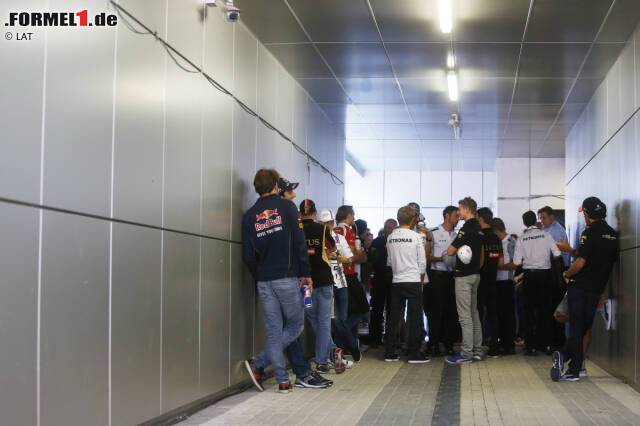 Foto zur News: Stars in der Manage: Bevor sie die Showbühne betreten und bei der Fahrerparade den Fans präsentiert werden, nutzen Lewis Hamilton & Co. die Gelegenheit, um noch ein paar Minuten miteinander zu plaudern. Das gibt's in der modernen Formel 1 ohnehin nur noch selten.