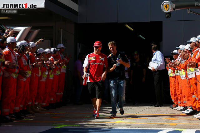 Foto zur News: Beste Laune zwischen Kimi Räikkönen und Sebastian Vettel, und das ist auch gut so. Denn wenn nicht noch eine Transferbombe platzt, werden die beiden Freunde 2015 bei Ferrari Teamkollegen.