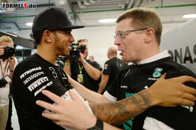 Foto zur News: Zwei der wichtigsten Personen hinter dem Erfolg: Lewis Hamilton, in Sotschi zum vierten Mal hintereinander Sieger, und Andy Cowell, der Mastermind, der für den derzeit besten Antrieb in der Königsklasse verantwortlich ist.