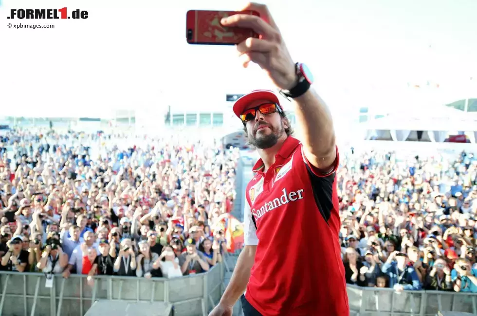 Foto zur News: Überraschend auch: Nicht weniger als 20.000 Fans kommen schon am Donnerstag, um sich Autogramme zu holen und am Pitwalk teilzunehmen. Selbst Fernando Alonso staunt nicht schlecht. Und: Es sind überwiegend Russen, nur zehn Prozent internationale Besucher.