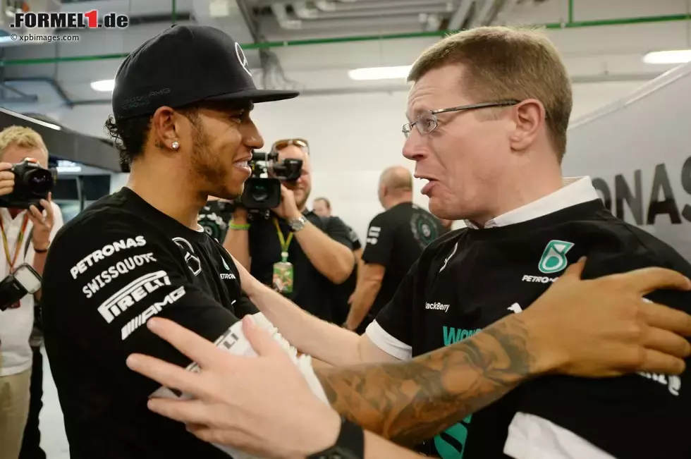 Foto zur News: Zwei der wichtigsten Personen hinter dem Erfolg: Lewis Hamilton, in Sotschi zum vierten Mal hintereinander Sieger, und Andy Cowell, der Mastermind, der für den derzeit besten Antrieb in der Königsklasse verantwortlich ist.