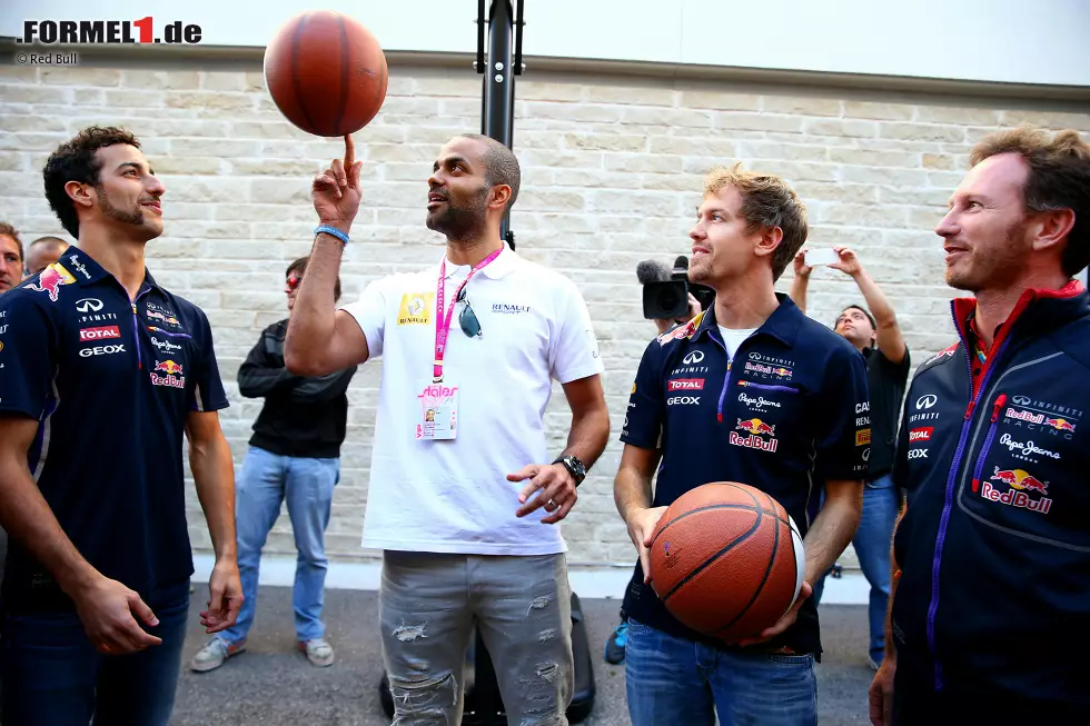 Foto zur News: Gerade mal eine Autostunde liegt zwischen dem AT&amp;T-Center der San Antonio Spurs und dem Circuit of The Americas. Da liegt es nahe, dass Tony Parker seinen rennfahrenden Kollegen einen Besuch abstattet und Daniel Ricciardo und Sebastian Vettel zeigt, wie man mit dem Basketball richtig umgeht.