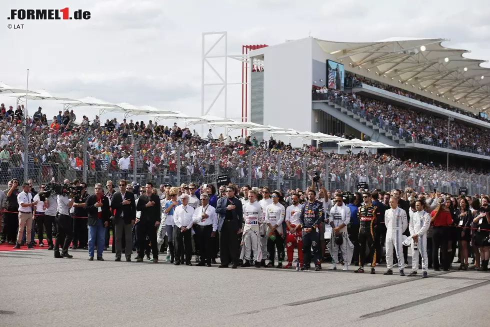 Foto zur News: Dass den Nationalhymnen zu wenig Respekt entgegengebracht wird, ist Bernie Ecclestone schon länger ein Dorn im Auge. In den USA, wo der Patriotismus so ausgeprägt ist wie in kaum einem anderen Land, legt der Formel-1-Boss Wert darauf, dass sich Fahrer, Promis &amp; Co. während &quot;The Star-Spangled Banner&quot; mit ihm bei Start und Ziel aufstellen - und alle folgen seinem Ruf.