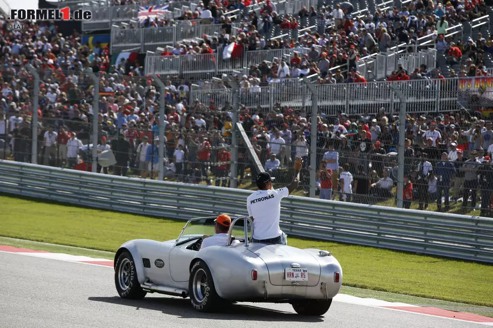 Foto zur News: Wahnsinnig arm dran kann der angehende Weltmeister (nach Austin 10:4 Siege im Titelkampf) nicht sein, schließlich hat er vom Modell Shelby-Cobra, das ihm bei der Fahrerparade als Kutsche dient, gleich zwei Exemplare zu Hause stehen. Nico Rosberg, der mit einem Oldsmobile Vorlieb nehmen muss, gibt zu: &quot;Ich hätte auch lieber eine Cobra gehabt.&quot;