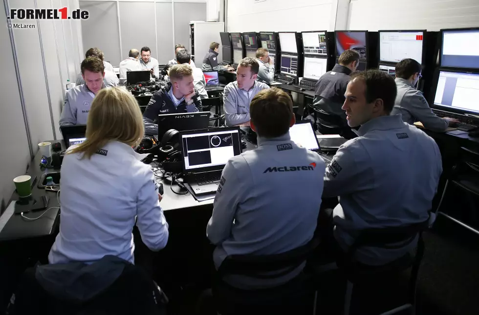 Foto zur News: Also kann das Wochenende seinen gewohnten Lauf gehen, etwa bei den technischen Meetings hinter den Kulissen des McLaren-Teams. Jenson Button und Kevin Magnussen sitzen einander direkt gegenüber. Im Hintergrund: Teamchef Eric Boullier.